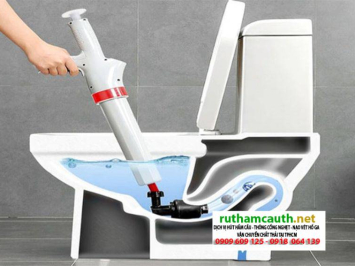 Hướng Dẫn Cách Hút Hầm Cầu Bằng Cây Thụt Bồn Cầu Đơn Giản