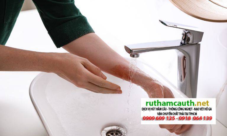 Bột Thông Cống Dính Vào Tay Phải Làm Sao? Lưu Ý Khi Sử Dụng