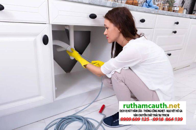 Hướng Dẫn Cách Dùng Dây Lò Xo Thông Cống Cực Hiệu Quả