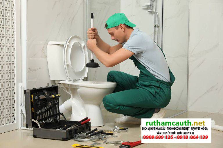 Hướng Dẫn Cách Hút Hầm Cầu Bằng Cây Thụt Bồn Cầu Đơn Giản