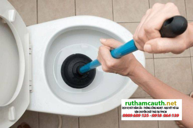 Hướng Dẫn Cách Hút Hầm Cầu Bằng Cây Thụt Bồn Cầu Đơn Giản