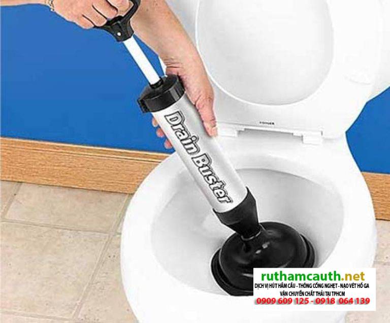 Hướng Dẫn Cách Hút Hầm Cầu Bằng Cây Thụt Bồn Cầu Đơn Giản