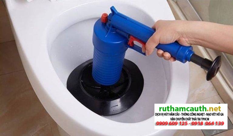 Hướng Dẫn Cách Hút Hầm Cầu Bằng Cây Thụt Bồn Cầu Đơn Giản