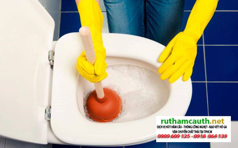 Hướng Dẫn Cách Hút Hầm Cầu Bằng Cây Thụt Bồn Cầu Đơn Giản