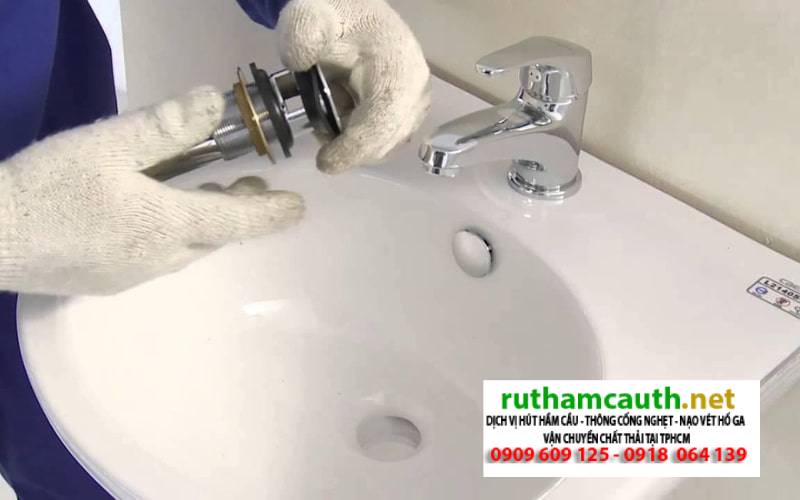 Cách mở nắp bồn rửa mặt lâu ngày không dùng bị kẹt cứng dễ dàng