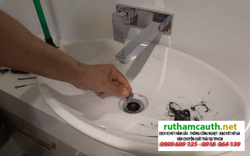 Cách mở nắp bồn rửa mặt lâu ngày không dùng bị kẹt cứng dễ dàng