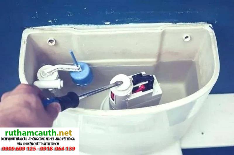 cach-sua-bon-ve-sinh-khong-co-nuoc-cuc-nhanh