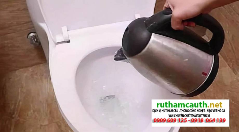 Cách Thông Bồn Cầu Bằng Nước Nóng Tại Nhà Hiệu Quả , Đơn Giãn