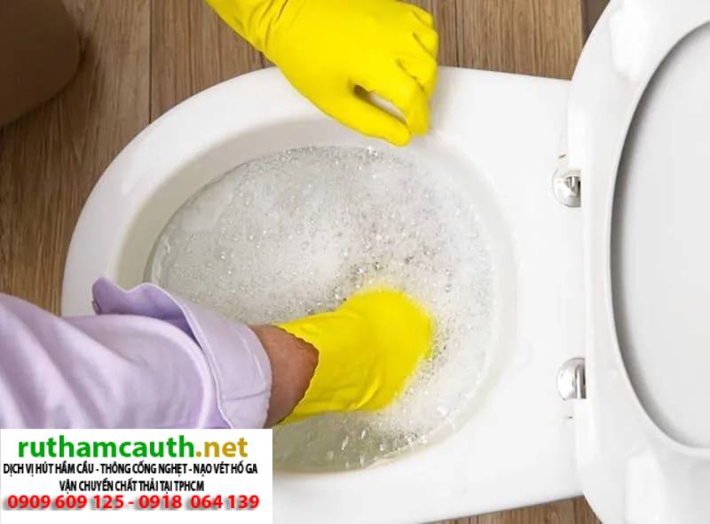 Để toilet không bị nghẹt bạn không nên xả 5 vật này vào bồn cầu