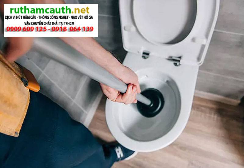 Làm rơi đồ nhựa xuống bồn cầu, xử lý nhanh trong 1 phút