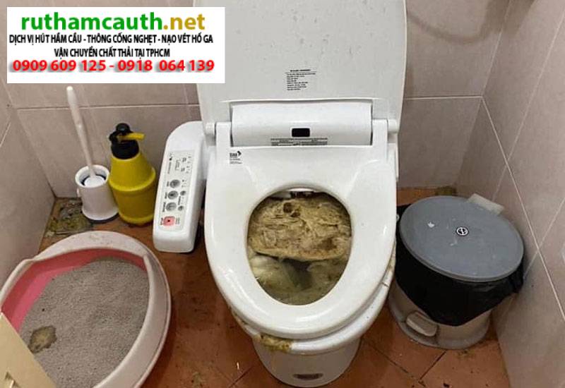 Làm rơi đồ nhựa xuống bồn cầu, xử lý nhanh trong 1 phút