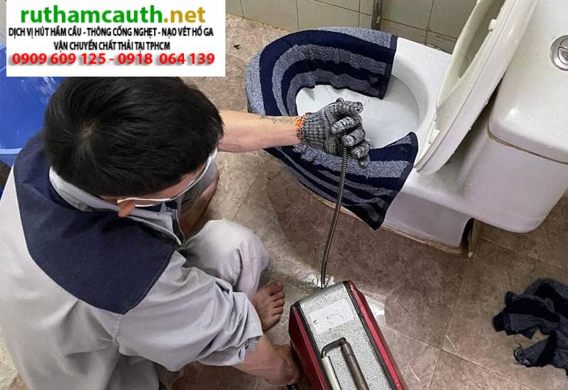 Làm rơi đồ nhựa xuống bồn cầu, xử lý nhanh trong 1 phút