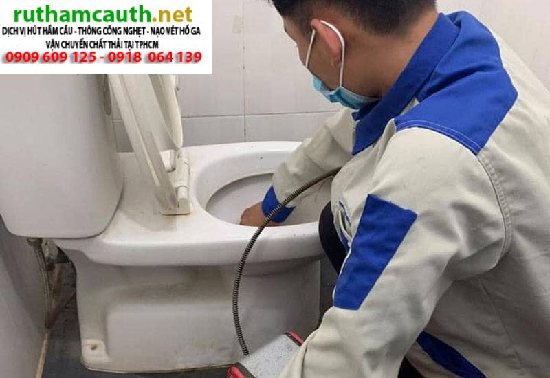 Làm rơi đồ nhựa xuống bồn cầu, xử lý nhanh trong 1 phút