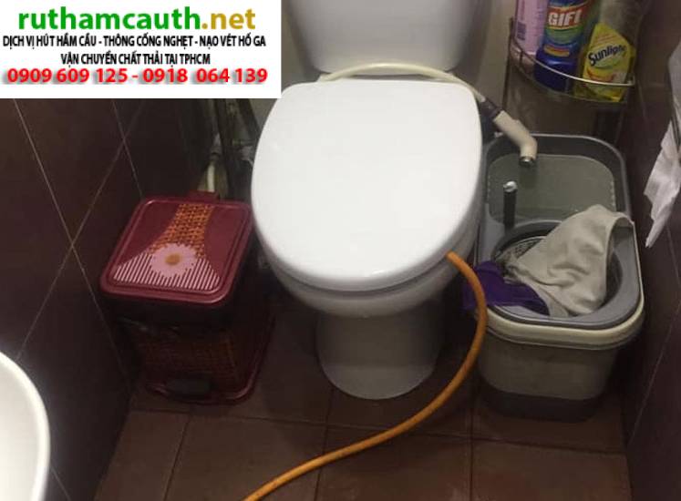 Làm rơi đồ nhựa xuống bồn cầu, xử lý nhanh trong 1 phút