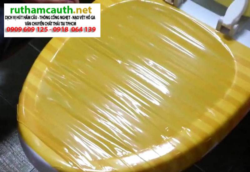 Làm rơi đồ nhựa xuống bồn cầu, xử lý nhanh trong 1 phút