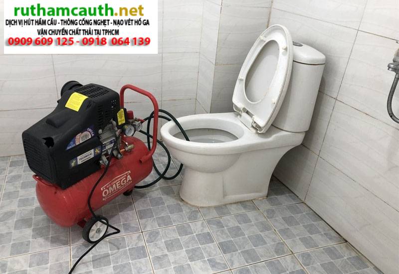 Làm rơi đồ nhựa xuống bồn cầu, xử lý nhanh trong 1 phút