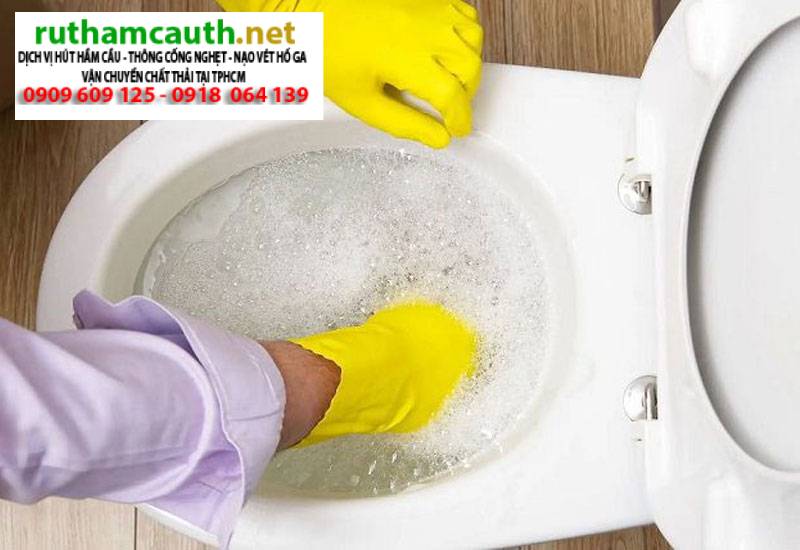 Làm rơi đồ nhựa xuống bồn cầu, xử lý nhanh trong 1 phút