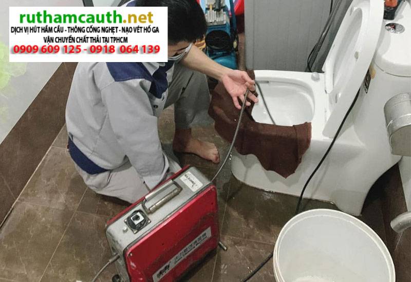 Làm rơi đồ nhựa xuống bồn cầu, xử lý nhanh trong 1 phút