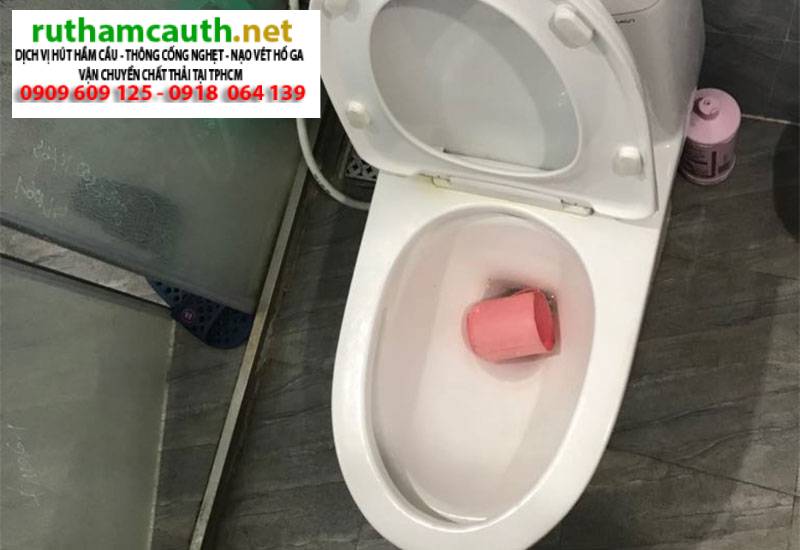 Làm rơi đồ nhựa xuống bồn cầu, xử lý nhanh trong 1 phút