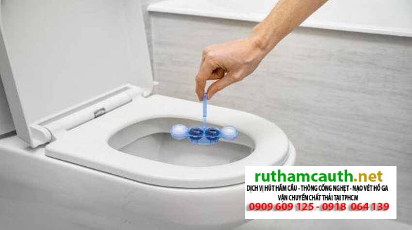 Một viên tẩy bồn cầu dùng được bao lâu