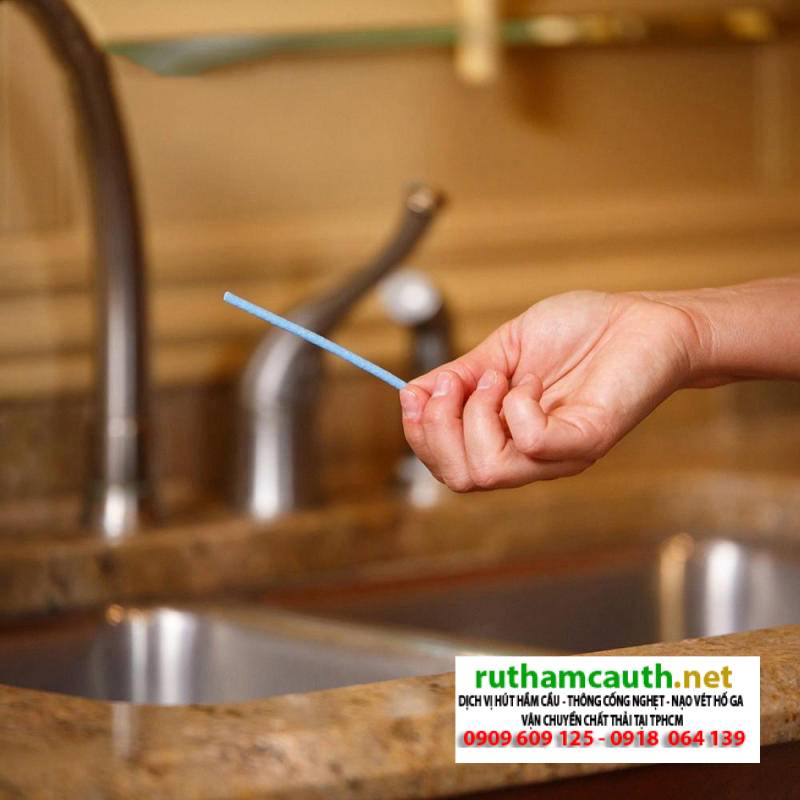 Que thông cống – Que thông tắc bồn rửa bát hiệu quả 99%