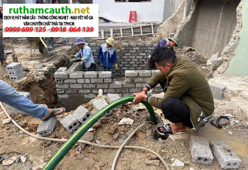 Rút hầm cầu khu vực chợ, trung tâm thương mại