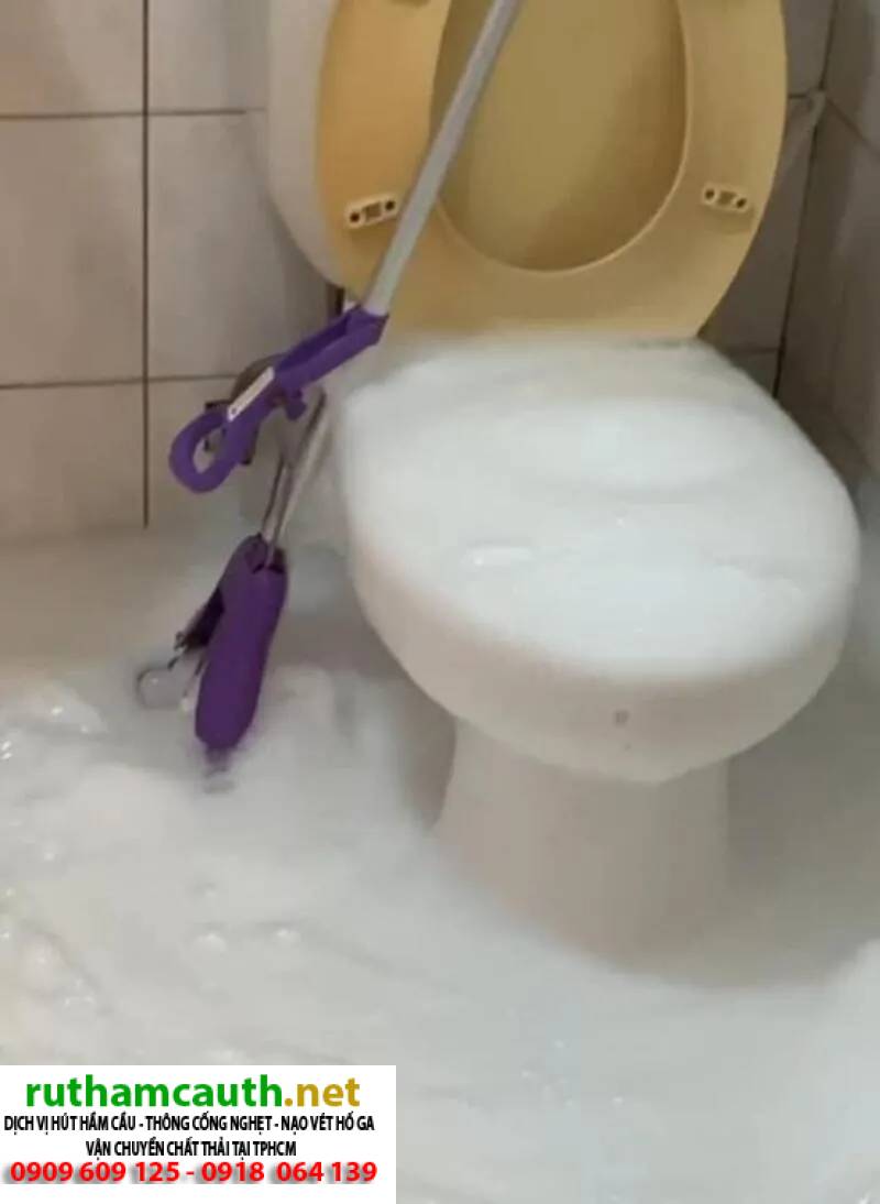 Tại sao không nên đổ xà bông vào bồn cầu