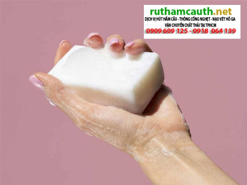 Tại sao không nên đổ xà bông vào bồn cầu