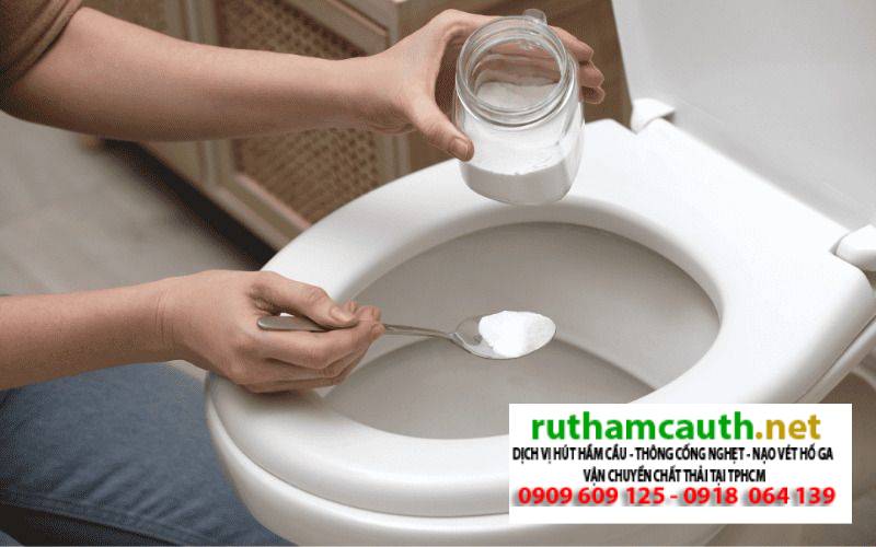 Tại sao không nên đổ xà bông vào bồn cầu