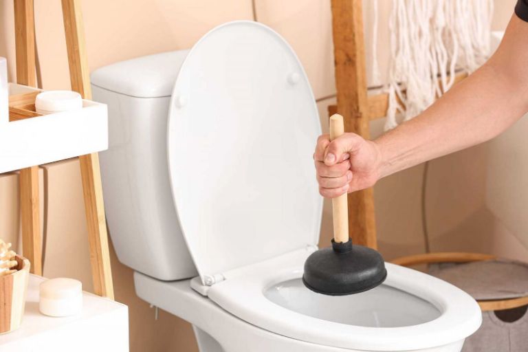 Thông bồn cầu bị nghẹt do cặn bẩn – Xử lý triệt để