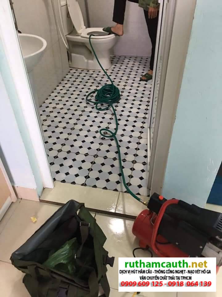 Thông bồn cầu bị nghẹt do cặn bẩn – Xử lý triệt để