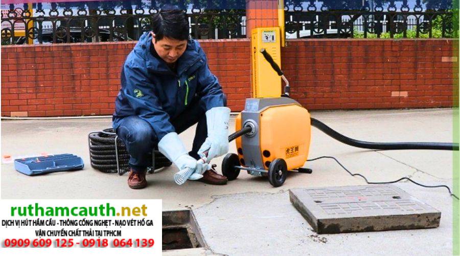 Thông bồn cầu bị nghẹt do cặn bẩn – Xử lý triệt để